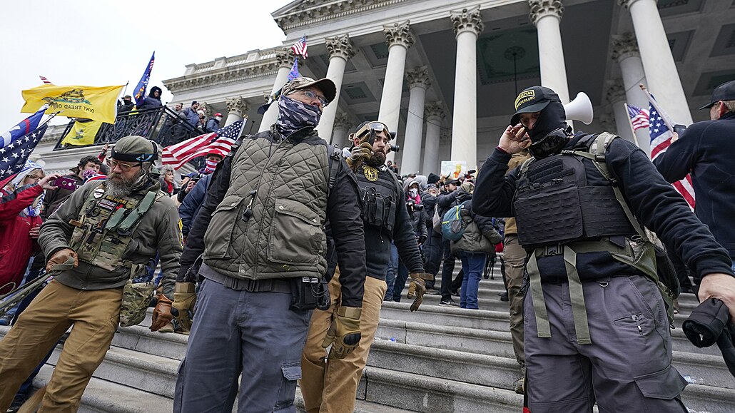 lenové pravicové skupiny Oath Keepers ped budovou Kapitolu (6. ledna 2021)