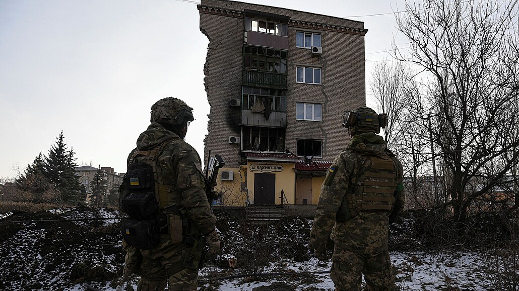 Ukrajintí vojáci stojí ped obytnou budovou v Bachmutu, kterou zniila ruská...