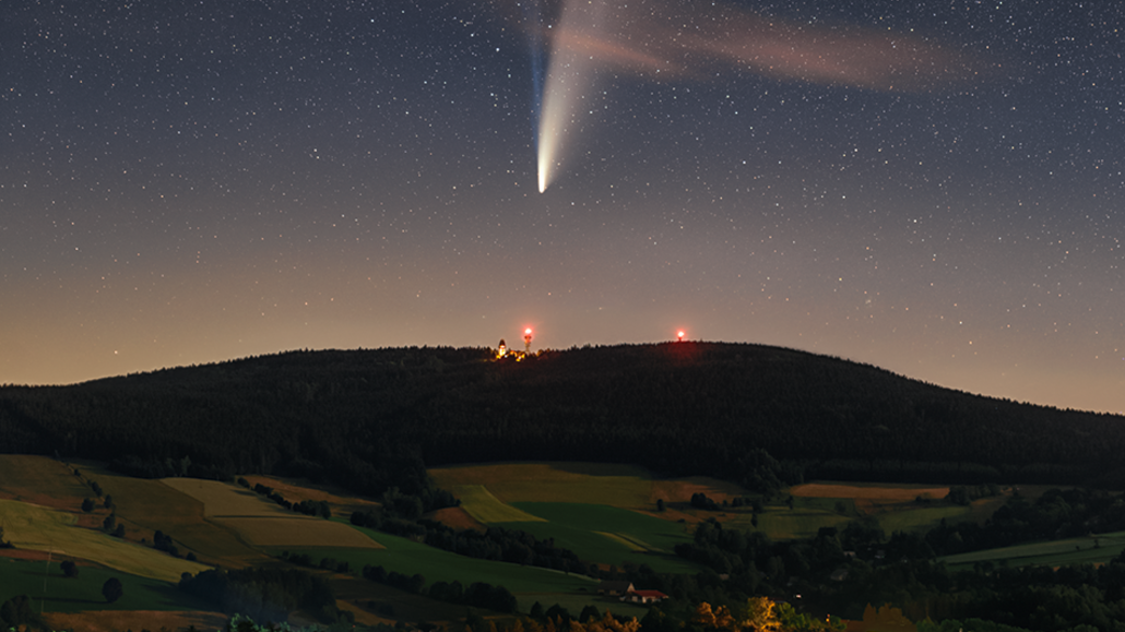 Fotografie komety Neowise vybraná jako snímek dne NASA.