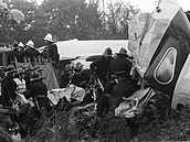 Britští hasiči zasahující na místě nehody letu BEA 548