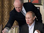 Jevgenij Prigožin osobně servíruje jídlo tehdejšímu premiérovi Ruska Vladimiru...