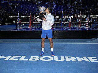 Novak Djokovič s trofejí pro vítěze Australian Open, svou desátou.