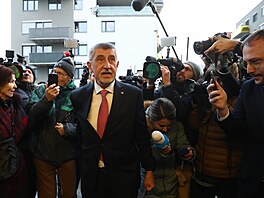 Neúspný prezidentský kandidát Andrej Babi dorazil do svého volebního tábu....