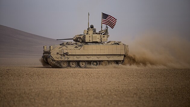 Americk bojov vozidlo Bradley v pouti u syrskho Dajr az-Zaur (8. prosince 2021)

