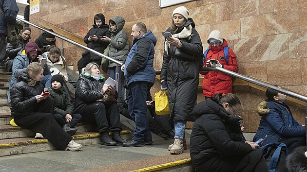Obyvatel Kyjeva se bhem ruskch raketovch tok schovvaj v metru (25. ledna 2023)  