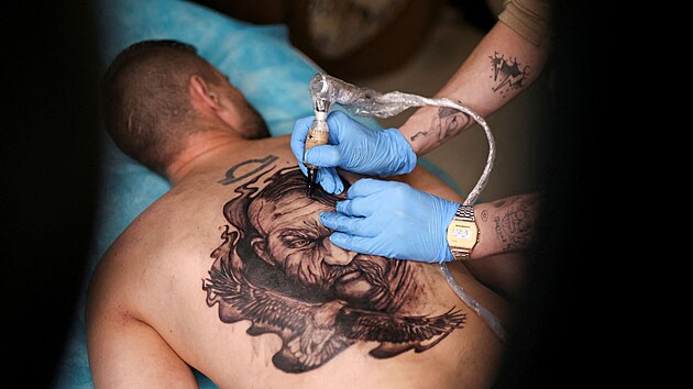 Mykolajiv. Denis Archipov během 63 hodin vytvořil rekord v nepřetržitém tetování (25. ledna 2023)