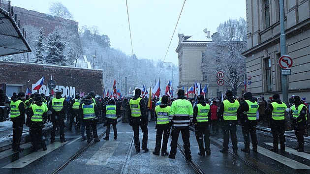 Policie dohlíží na demonstraci před Strakovou akademií (21. ledna 2023)
