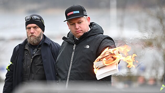 Pravicový dánský aktivista Rasmus Paludan spálil před tureckou ambasádou korán. (21. ledna 2023)