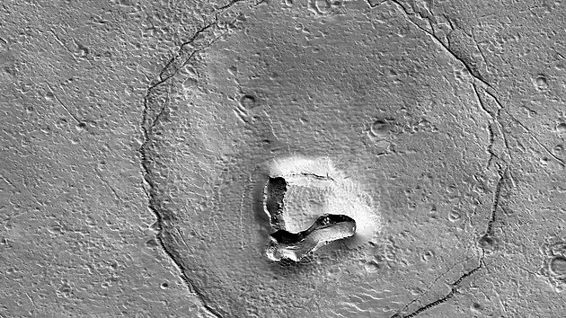 Nedatovaný snímek ze sondy NASA Mars Reconnaissance Orbiter ukazuje kopce, krátery a kruhové zlomy na povrchu Marsu, které připomínají tvář medvídka Paddingtona. (28. ledna 2023)