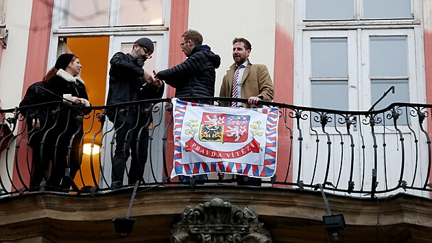 Pznivci Petra Pavla se seli v brnnskm Divadle Husa na provzku. Po jeho vtzstv vyvsili na balkon nad hlavnm vstupem prezidentskou standartu.