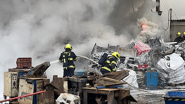 Požár v areálu kovošrotu v ulici Ke Kablu v Praze. (25. ledna 2023)