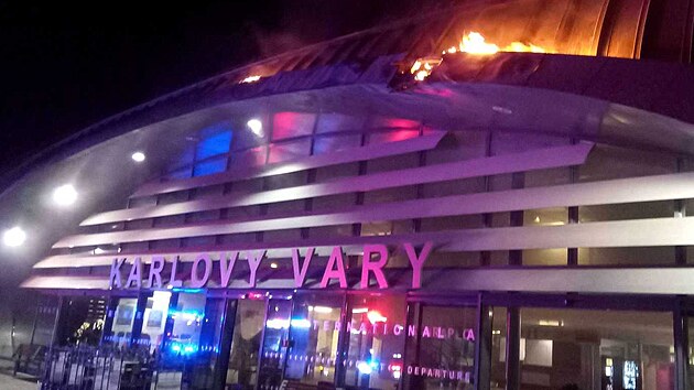 V noci na neděli vyjížděli hasiči k požáru izolace letiště Karlovy Vary. (29. ledna 2023)