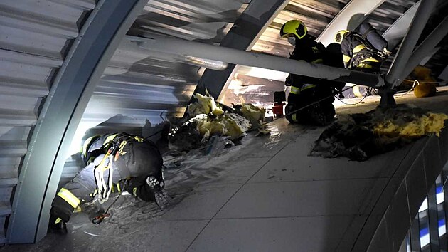 V noci na neděli vyjížděli hasiči k požáru izolace letiště Karlovy Vary. (29. ledna 2023)