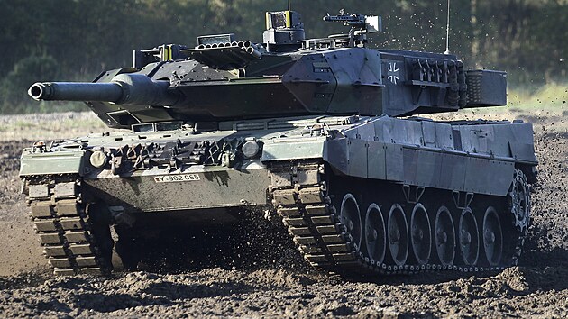 Tank Leopard 2 při cvičení německé armády v roce 2021.