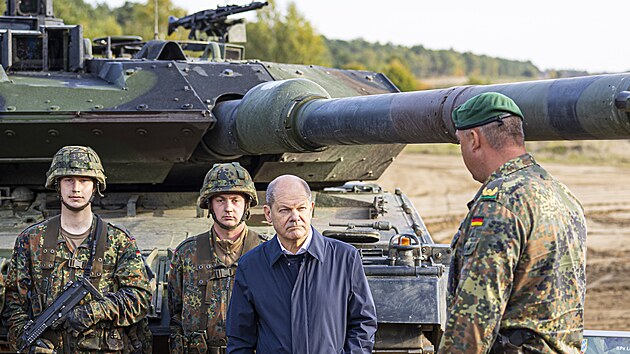 Kancléř Olaf Scholz s německými vojáky a tankem Leopard 2 za zády při cvičení Bundeswehru v říjnu 2022.