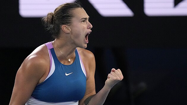 Aryna Sabalenkov se raduje bhem finle ensk dvouhry na Australian Open.