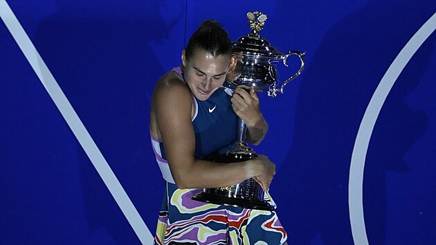 Aryna Sabalenkov objm trofej pro vtzku Australian Open.