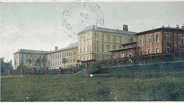 1. dubna 1892 se usnesl Moravský zemský sněm v Brně vystavět v Olomouci novou nemocnici na svahu Tabulového vrchu. Výstavba započala v červnu 1894 a v září 1896 sem byli přestěhovánii pacienti ze staré nemocnice. Budova známá jako Franz Josef je určena k demolici a nahradí ji novostavba pavilonu B.
