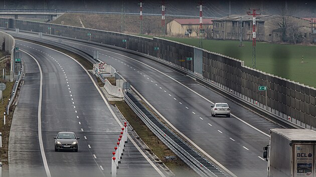 Po d�lnici D1 na P�erovsku by mohli �idi�i od p��t�ho roku leg�ln� jezdit rychlost� 150 kilometr� v hodin�. �sek navrhuje zahrnout do novely silni�n�ho z�kona ministerstvo dopravy.