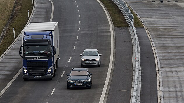 Po dlnici D1 na Perovsku by mohli idii od ptho roku legln jezdit rychlost 150 kilometr v hodin. sek navrhuje zahrnout do novely silninho zkona ministerstvo dopravy.