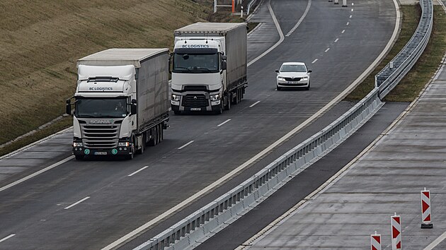 Po dlnici D1 na Perovsku by mohli idii od ptho roku legln jezdit rychlost 150 kilometr v hodin. sek navrhuje zahrnout do novely silninho zkona ministerstvo dopravy.