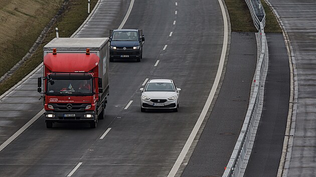 Po d�lnici D1 na P�erovsku by mohli �idi�i od p��t�ho roku leg�ln� jezdit rychlost� 150 kilometr� v hodin�. �sek se �esti pruhy navrhuje zahrnout do novely silni�n�ho z�kona ministerstvo dopravy.