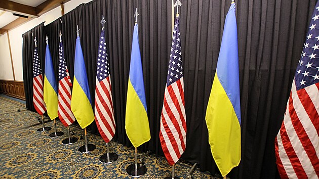 Vlajky USA a Ukrajiny jsou vidt na leteck zkladn Ramstein. (20. ledna 2023)
