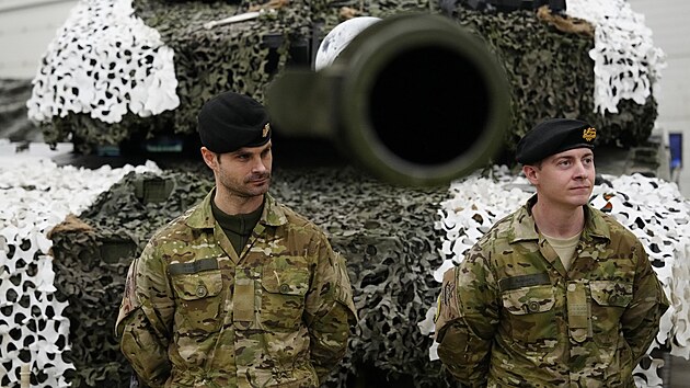 Dnt vojci stoj vedle tanku Leopard 2 ve vojenskm tboe Tapa v Estonsku. (19. ledna 2023)