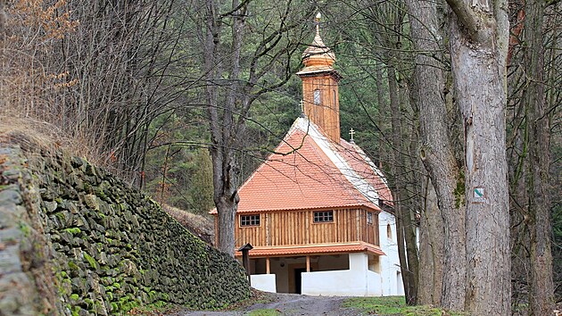 Hornická kaple Nejsvětější Trojice zasazená do svahu nad Brťovským potokem už zase září do dáli.