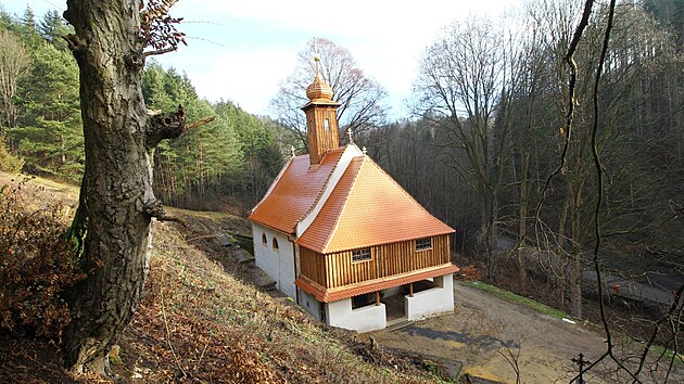 Obec Kouroužné coby vlastník památky nechala v nejbližším okolí kaple vykácet náletové dřeviny.