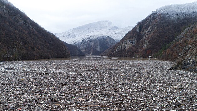 Odpad plovoucí v řece Drině u Višegradu v Bosně (20. ledna 2023)