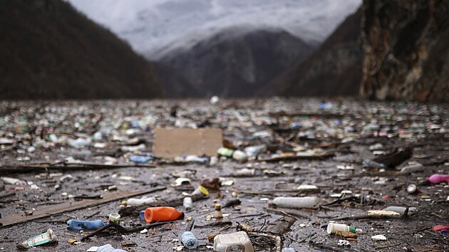 Odpad plovoucí v řece Drině u Višegradu v Bosně (20. ledna 2023)