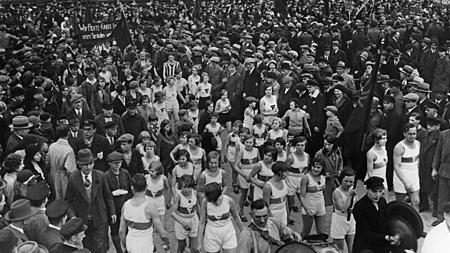 A reakčním směrem postupovalo dál. Mnohde splývalo s Hitlerovými nacisty, jinde jim předskakovalo, kromě Židů vylučovalo i příslušníky jiných národností a organizovanou dělnickou třídu. Nepřátelé národního socialismu a rasové čistoty si zakládaly vlastní sportovní organizace, na snímku jsou členky a členové berlínského Dělnickému sportovního klubu Fichte při prvomájovém shromáždění v roce 1931.