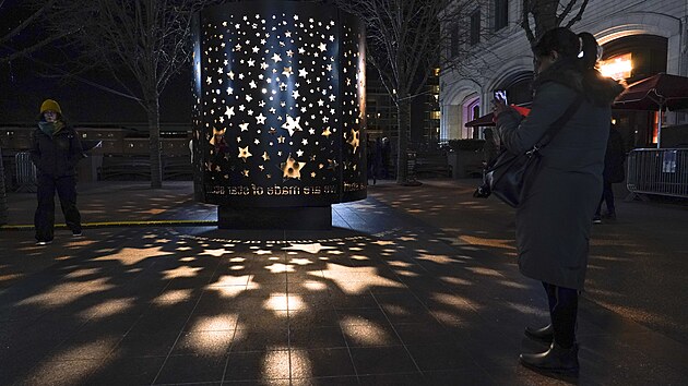 Studio Stellar Projects vytvořilo pro světelný festival v Canary Wharf dílo s názvem „Hvězdy vycházejí v noci“.