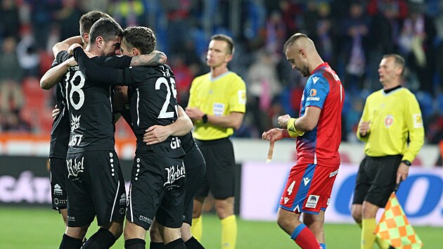 Fotbalisté Hradce Králové se radují z gólu v utkání proti Plzni.