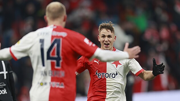 Slávistický záložník Matěj Jurásek se raduje ze svého gólu s Mickem van Burenem (zády).