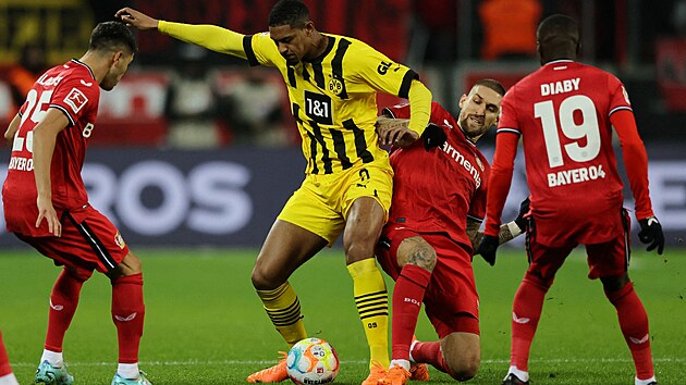 Útočník Sebastien Haller z Dortmundu se snaží udržet míč mezi hráči Leverkusenu.