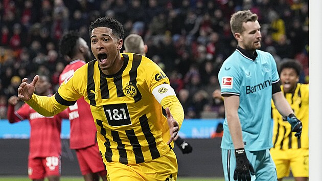 Dortmundský záložník Jude Bellingham se raduje z gólu, který vstřelil brankáři...