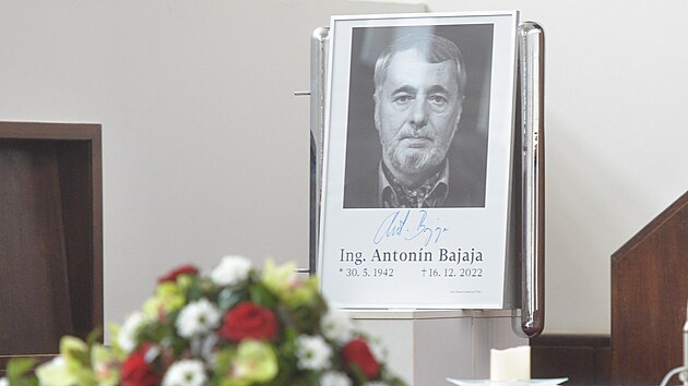 Poh�eb Anton�na Bajaji. Oce�ovan� spisovatel zem�el 16. prosince 2022.