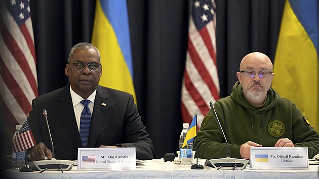 Ministi obrany Spojench stt americkch a Ukrajiny Lloyd Austin a Oleksij Reznikov na jednn kontaktn skupiny pro Ukrajinu na americk leteck zkladn Ramstein v Nmecku (20. ledna 2023)
