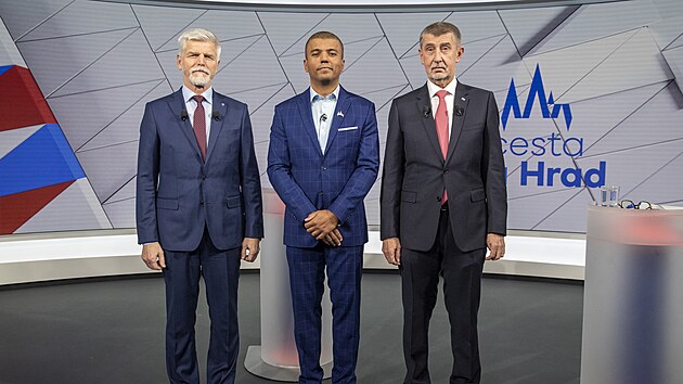 Kandidti na prezidenta Petr Pavel a Andrej Babi s modertorem pedvolebn debaty na TV Nova Reyem Koranengem. (27. ledna 2023)