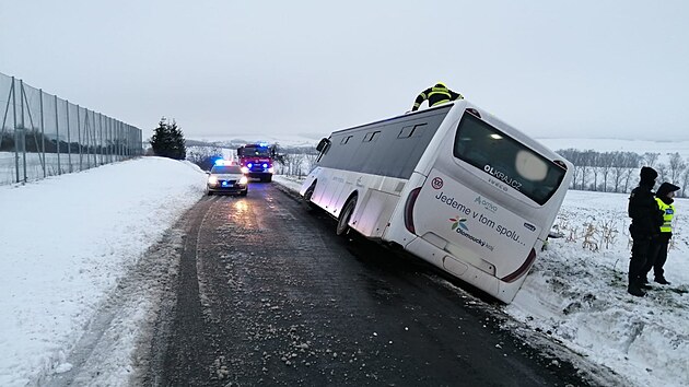 Na Perovsku se na namrzl vozovce pevrtil autobus. (23. ledna 2023)