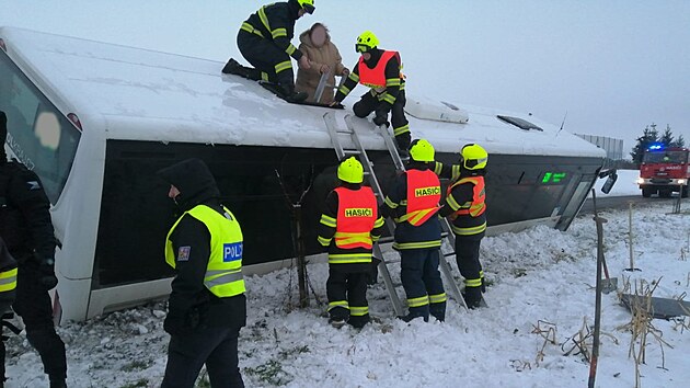 Na Perovsku havaroval na namrzl vozovce autobus a pevrtil se na bok. (23. ledna 2023)