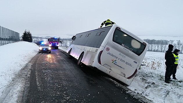 Na Perovsku havaroval na namrzl vozovce autobus a pevrtil se na bok. (23. ledna 2023)