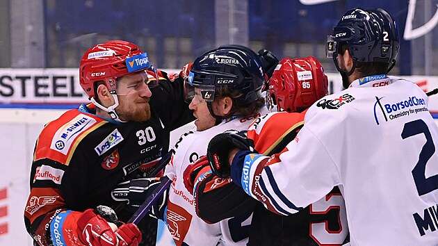 Hradecký útočník Jakub Lev nasazuje hokejkou hrazdu americkému forvardovi Vítkovic Peteru Kriegerovi.