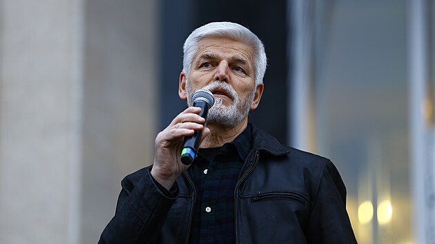 Prezidentsk kandidt Petr Pavel navtvil sv pznivce u brnnskho Jankova divadla. (20. ledna 2023)