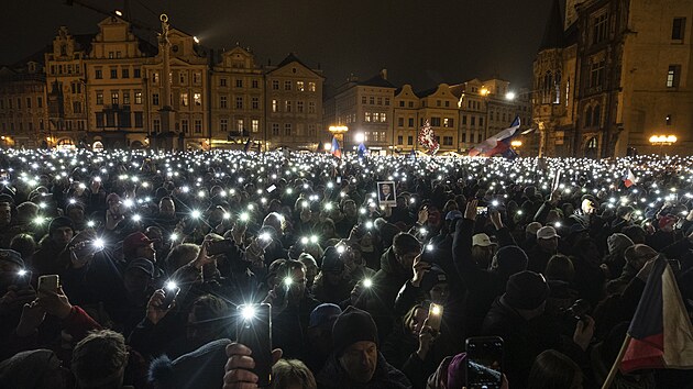 Na Staromstskm nmst se shromdili pznivci Petra Pavla. Atmosfru podtrhuj svtla z mobilnch telefon. (25. ledna 2023)