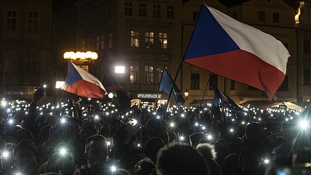 Na Staroměstském náměstí se shromáždili příznivci Petra Pavla. Atmosféru podtrhují světla z mobilních telefonů. (25. ledna 2023)