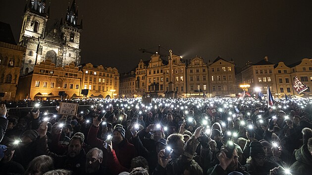 Na Staroměstském náměstí se shromáždili příznivci Petra Pavla. Atmosféru podtrhují světla z mobilních telefonů. (25. ledna 2023)