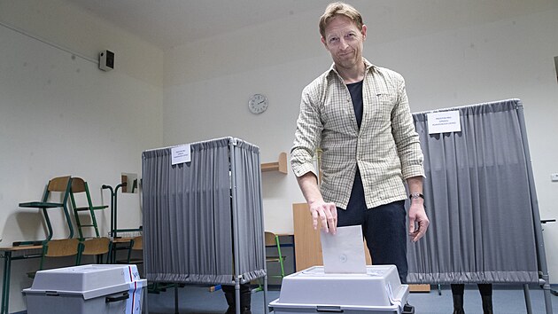 V Česku se otevřely volební místnosti. Na snímku Karel Janeček. (27. ledna 2023)